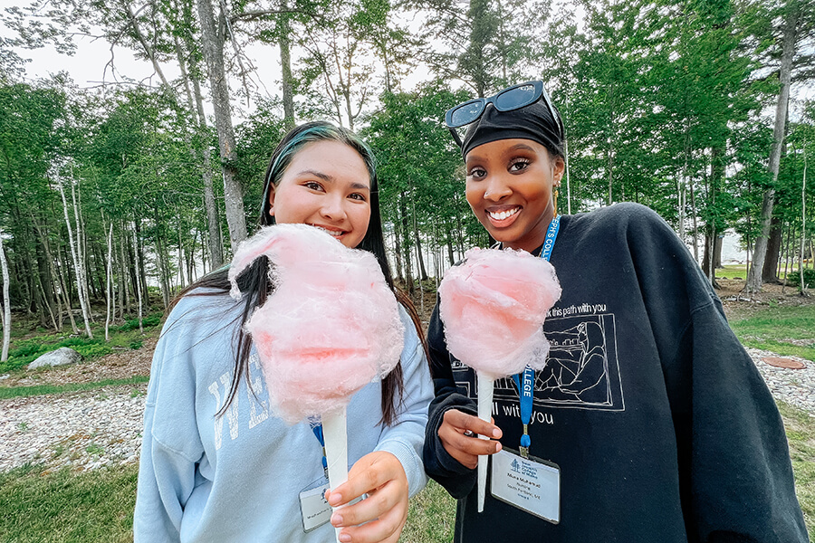 Residential Living 3 eating cotton candy during welcome weekend