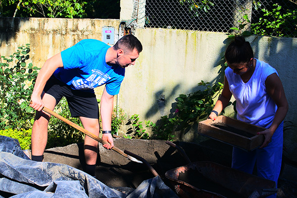 The Impact of Service: how an SJC student served the poor in Guatemala over winter break 4 Volunteers in Guatemal digging