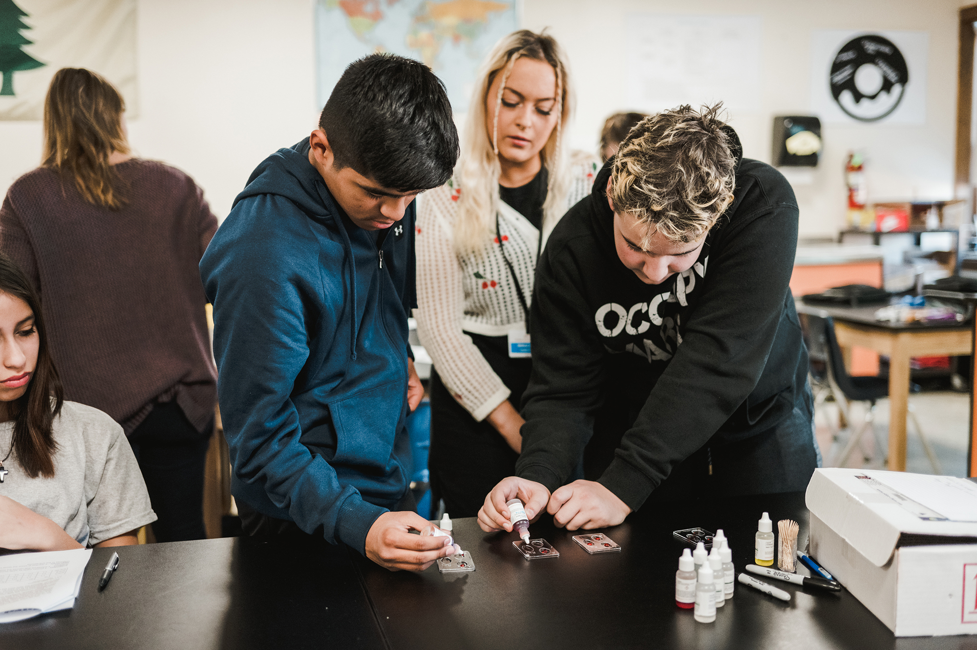 Stem Education 3 Science students teach students chemistry