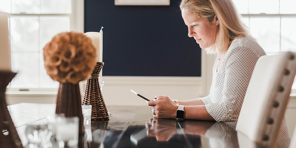 Online student studies from home